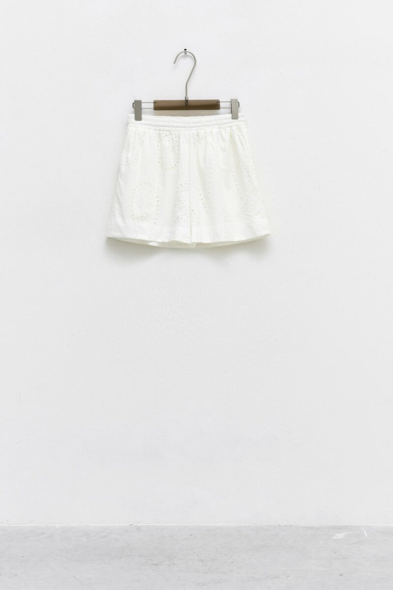 WHITE SHORTS WITH FLORAL EMBROIDERY