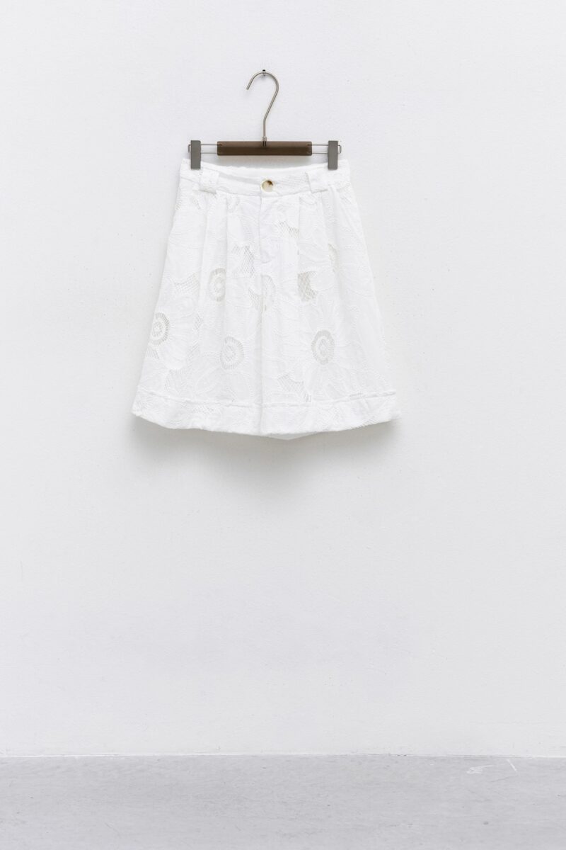 BERMUDA WHITE SHORTS WITH FLORAL EMBROIDERY